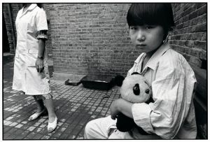 精神病院 女孩,11岁。由于缺少儿童病房，中国绝大部分儿童患者只能同成年病人住在一起。这些成年病人不仅不会照顾他们，有时还会打他们 北京1989