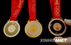 奖牌反面：中国古代龙纹玉璧造型的玉璧，背面正中的金属图形上镌刻着北京奥运会会徽“中国印”