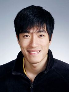 刘翔(Liu Xiang)是中国田径(110米跨栏)一级运动员。2004年雅典奥运会上以12.91秒的成绩平了保持11年之久的世界纪录；2009年12月11日，在东亚运动会田径男子110米栏决赛中，以13秒66的成绩轻松夺得冠军，成就“三冠王”。2011年刘翔成为中国人民政治协商会议第十一届全国委员会委员。2011年4月初，教练孙海平表示刘翔的起跑技术已经从原先的八步改为七步上栏，在5月15日的2011国际田联钻石联赛中，刘翔首试七步上栏技术，以13秒07的成绩力压美国名将大卫·奥利弗获得冠军。