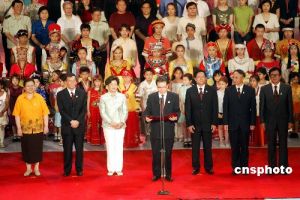 中共中央政治局常委李长春（中）公布2008年北京奥运口号