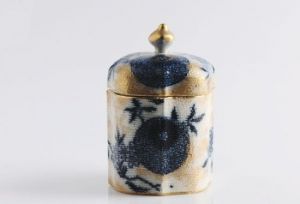 　1885年英国皇家官窑御制中国青花描金茶罐