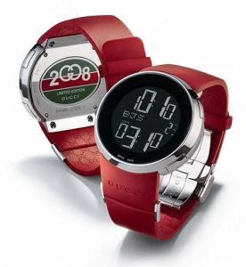 价值1415美元的I-Gucci手表，红黑相间，而表盘上2-0-0-8的logo中间的0是由品牌标志G字母取代的