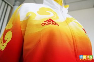 7月15日，以红黄色为主色调、印有祥云图案的北京奥运会中国代表团领奖服装在北京正式面世。新华社发