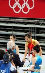 　8月18日，中国选手何雯娜在北京奥运会女子蹦床比赛中夺得冠军，加拿大选手科伯恩和乌兹别克斯坦选手基尔科分列二三位。中新社发 王昊（北京） 摄