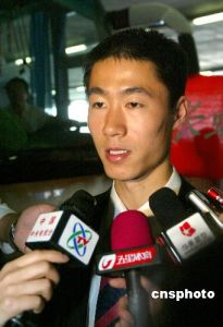 　5月29日，在第49届单项世乒赛上包揽全部五个单项的冠亚军的中国乒乓球队返回北京，在首都机场受到了热烈的欢迎。图为王励勤在机场接受采访。中新社发 杜洋 摄