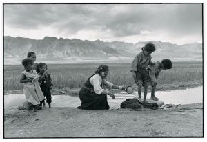 　　洗被子的女人和孩子们 1997