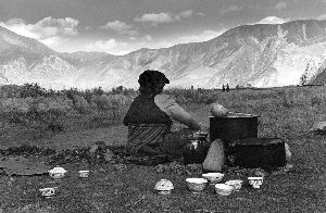 秋收中煮茶的老妇人 2000
