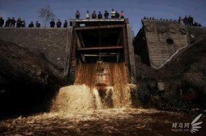 河南安阳钢铁厂出来的污水流入安阳河2008年3月25日