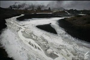 内蒙古拉僧庙工业园区每天大量的工业污水流向黄河滩2005年7月26日