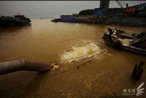 镇江市钛粉厂每天大量的化工污水排放长江，下游不到1000米处是丹阳市自来水取水处2009年6月10日