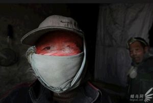 内蒙古某工业区，在石灰窑打工的民工夫妇刚回到住处2007年3月22日