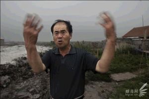 江苏连云港某盐场工人在愤怒地说，风往我们这边吹时，化工厂排入的气体又臭又刺鼻受不了，到了晚上毒气放得更多2008年7月19日