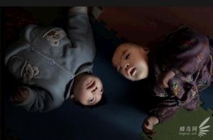 山西省民间有很多慈善育婴院，来帮助被父母抛弃的残疾婴儿2009年4月14日