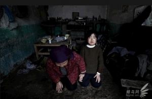 河南省洪河边的某村，13岁的杨逍，2008年11月得了怪病。在学校、村民们的捐款帮助下得救了，老奶奶看到老村长来看望孙女就拉着孙女的手跪在地上谢恩2009年4月19日