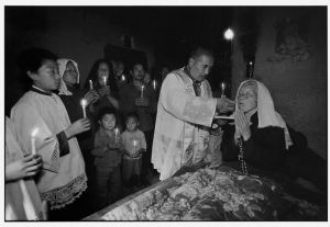 为病人送圣体的神父和教友 陕西 中国1992