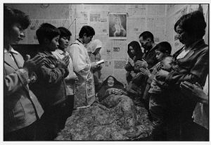 为老妇人祈祷的神父和教友 陕西 中国1992