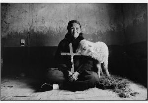 拿十字架的老妇人和羔羊 陕西 中国1992