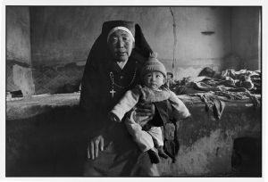 蒙古族修女和她收养的被遗弃的女婴 内蒙古 中国1992