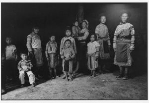 站地屋里的一家人 云南 中国1993