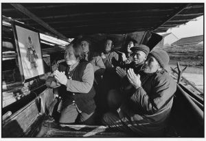 在船上念经的老渔民 江苏 中国1993