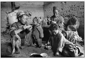 吃午饭的奶奶、母亲和两个孩子 云南 中国1993