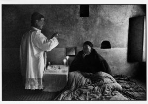 为病人降福的主教 陕西1994