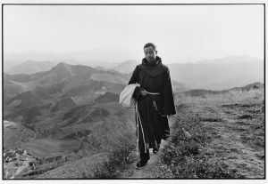 走在传教路上的方济各会修士 陕西 中国1995