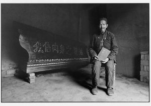 手捧圣经的老人和他的棺材 81岁的李湖，五年前为自己造了一口棺材。“棺材是装我臭肉身的小屋，”李湖说，“灵魂交给天主。” 陕西 中国1995