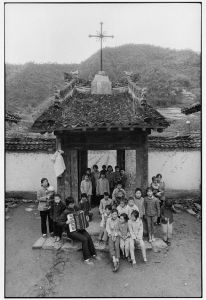 教孩子们唱圣歌的修女 陕西 中国1992