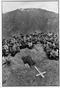 一个孩子的葬礼 死者是个4岁的藏族女孩，是得急病死的。她的村子在山里，离最近的医院有两天半路程，所以得不到急诊 云南 中国1993