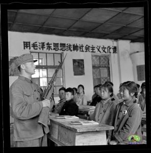 “枪杆子里面出政权”，用毛泽东思想统帅文化课。1970年