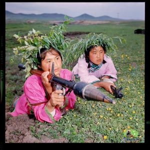 让敌人有来无回-蒙古族女民兵。1971年