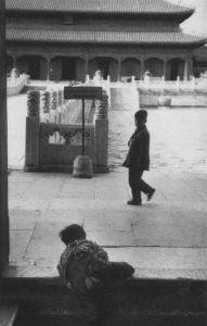 穿开裆裤的小孩子正在吃力的翻越门槛。（1957北京）