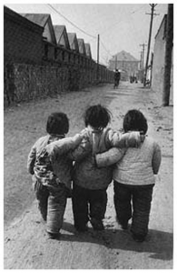 3个小孩儿勾肩搭背的往前走着，我只想到一句地道的北京话——“发小”。（北京1957）