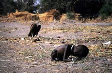 饥饿而无力的小女孩和秃鹫-Starving Sudan