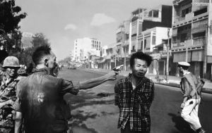 西贡警察枪杀一名越共分子