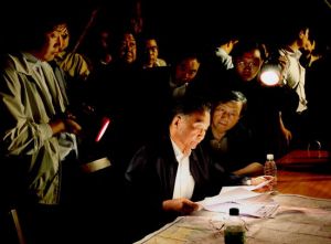 2008年5月12日夜，温家宝总理在都江堰市临时抗震救灾指挥部里批阅文件。
