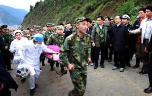 2008年5月14日，温家宝总理在北川县曲山镇察看灾情时，几名战士抬着一个小女孩从县城方向跑过来，温家宝和随行人员赶紧让路。温家宝说，时间就是生命，要尽全力救人。