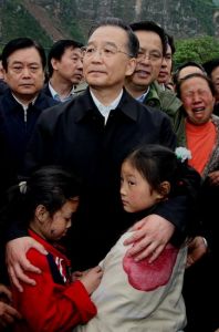 2008年5月14日，温家宝总理在北川县曲山镇看望受灾群众