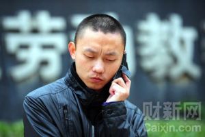 2012年11月20日，任建宇在重庆劳教所门口接受电话采访。 