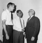 阿卜杜勒·齐亚，在EWC的第一个学生承授人，符合与夏威夷大学校长劳伦斯·斯奈德（右）和该中心的首任行政长官，署理校长穆雷特恩布尔。