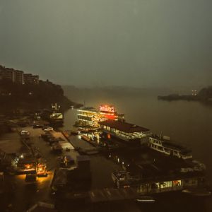 嘉陵江上的一座餐馆。嘉陵江在重庆汇入长江