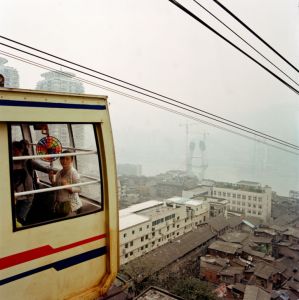 在缆车上俯瞰重庆市中心，新老建筑鳞次栉比。