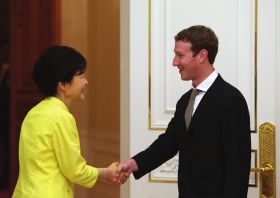 2013年6月17日，韩国总统朴槿惠会见全球最大的社交网站Facebook创始人兼CEO扎克伯格。