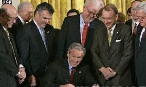 布什签署爱国者法案