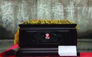 在放入墓地之前，陈逸卓的骨灰盒被母亲从殡仪馆取出来