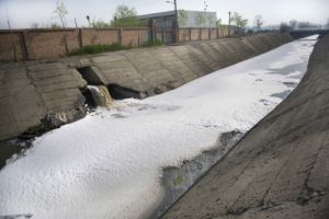 孟州桑坡村的污水处理厂排除的污水把蟒河染成白色。