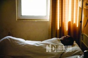 赵庄，68岁的李学忠一个人躺在舞钢市职工医院，他刚刚做完第四次化疗