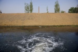 蟒河边的鑫源淀粉厂正在排污