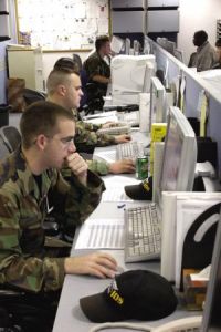 美国军方在进行网络风暴演习。